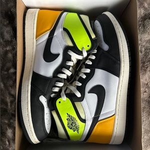 Air Jordan 1 volt